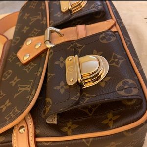 AUTHENTIC Louis Vuitton Monogram Hudson (Pre-owned) in very good condition🌹🌹🌹